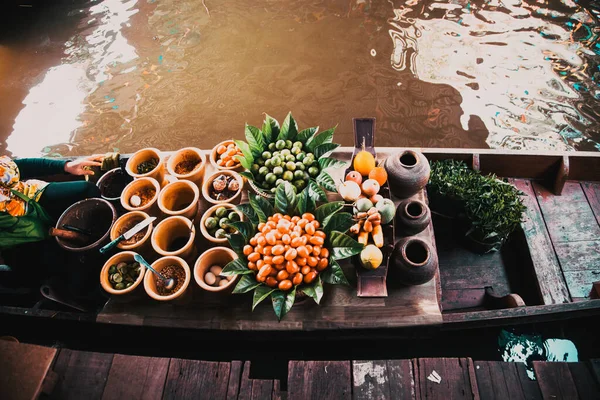 Verse Ingrediënten Een Boot Een Drijvende Markt Thailand — Stockfoto