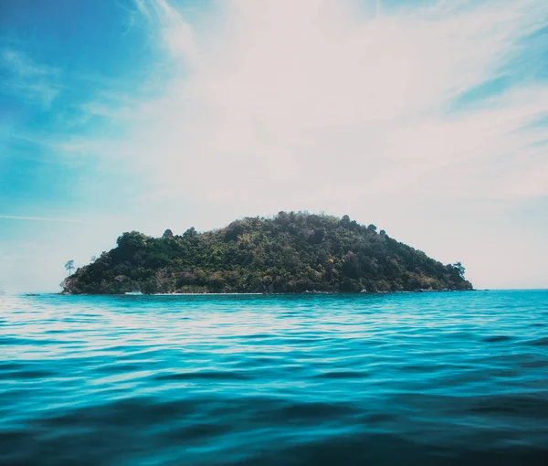 Μικρό Τροπικό Νησί Στη Μέση Του Ωκεανού — Φωτογραφία Αρχείου