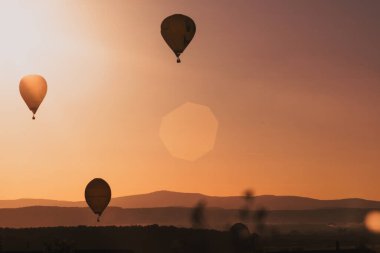 Günbatımında sıcak hava balonları - özgürlük ve macera konsepti