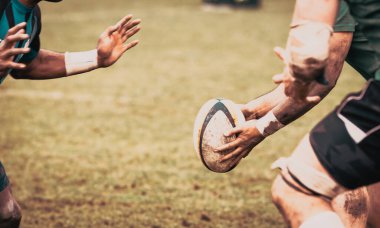 rugby oyuncusu oyun sırasında oval topa hazırlanılıyor