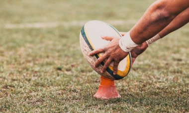 rugby oyuncusu oyun sırasında oval topa hazırlanılıyor