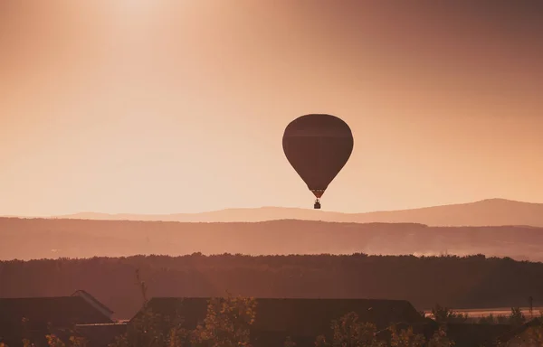 日落时的热气球 自由与冒险的概念 — 图库照片