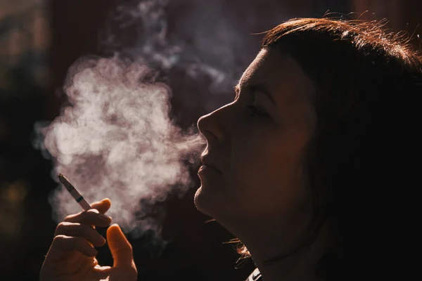 Женщина Курящая Сигарету Кампания Против Курения — стоковое фото