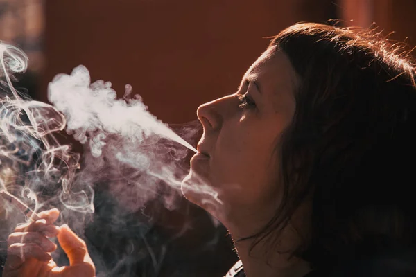 Frau Raucht Zigarette Raucher Kampagne — Stockfoto
