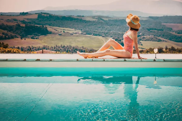 Woman Sitting Pool Cocktail Admiring Green Ladscape Tuscany Italy — Stock Photo, Image