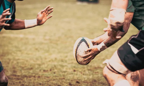 Giocatore Rugby Che Prepara Calciare Palla Ovale Durante Partita — Foto Stock