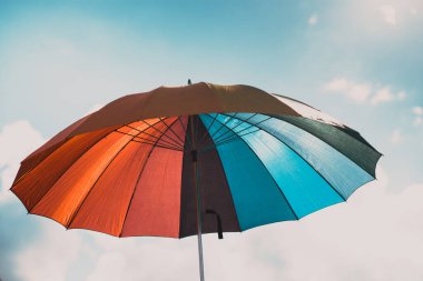 Gökkuşağı bayrağı şemsiyesi geçit töreninde