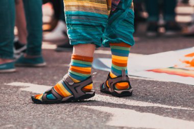 Gurur geçidinde gökkuşağı sembolü