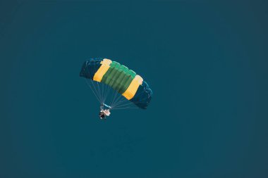 Mavi gökyüzüne karşı paraşüt - özgürlük ve adrenalin kavramı