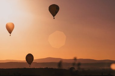 Günbatımında sıcak hava balonları - özgürlük ve macera konsepti