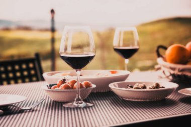 Manzaralı bir öğle yemeği. Toskana 'nın güzel manzarasına karşı bir masa.