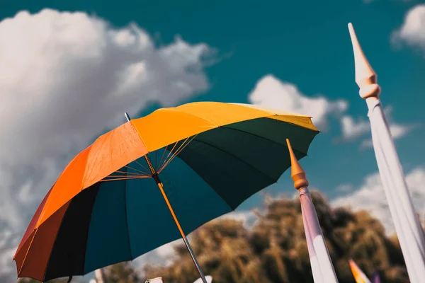 Deštník Duhové Vlajky Přehlídce Pýchy — Stock fotografie