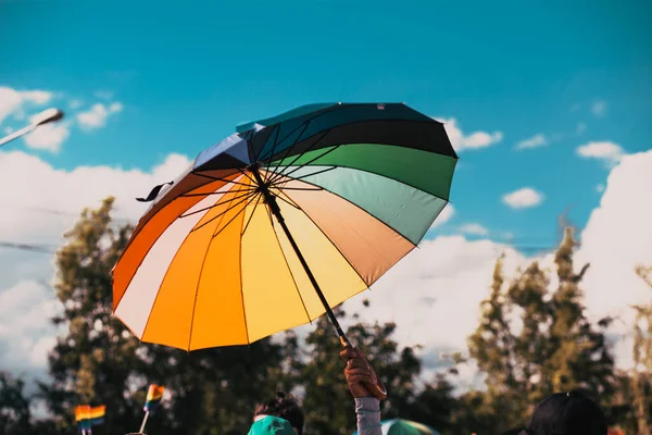 Зонтик Радужным Флагом Параде Гордости — стоковое фото