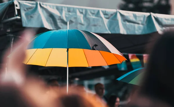 Paraguas Bandera Del Arco Iris Desfile Del Orgullo — Foto de Stock