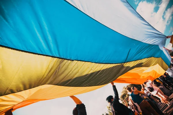 Ludzie Trzymający Gigantyczną Tęczową Flagę Paradzie Dumy Symbol Lgbt — Zdjęcie stockowe