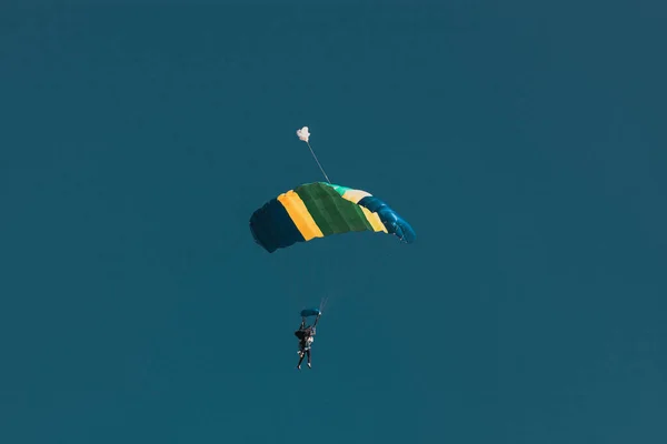 Padák Proti Modré Obloze Koncept Svobody Adrenalinu — Stock fotografie