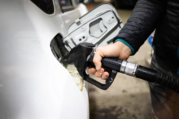 Benzin Istasyonu Araba Yağı Fiyatına Benzin Koyuyor — Stok fotoğraf