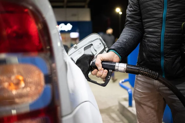 Benzin Istasyonu Araba Yağı Fiyatına Benzin Koyuyor — Stok fotoğraf