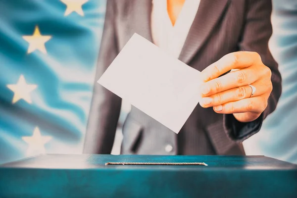 欧州連合での選挙 女性の手は投票箱に彼女の投票を入れて 背景にEuの旗 — ストック写真