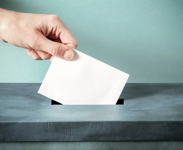 Konzept Zur Europawahl Hand Legt Stimmzettel Blaue Wahlurne — Stockfoto