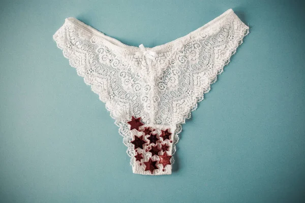 Białe Koronkowe Majtki Brokatem Kolorowym Tle Menstruacja Zdrowie Kobiety Dziewictwo — Zdjęcie stockowe