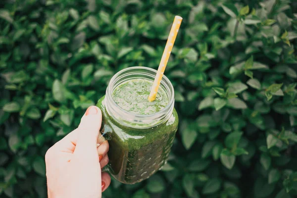 Mano Mujer Sosteniendo Frasco Con Jugo Verde Prensado Frío Fondo — Foto de Stock