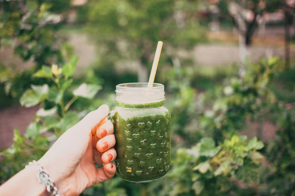 Mano Mujer Sosteniendo Frasco Con Jugo Verde Prensado Frío Fondo — Foto de Stock