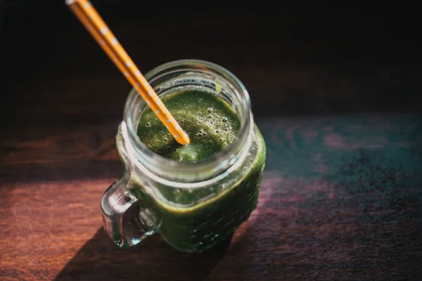 装有绿色冷榨果汁 木制底座的罐子 健康饮食 榨取身体清洁概念 — 图库照片