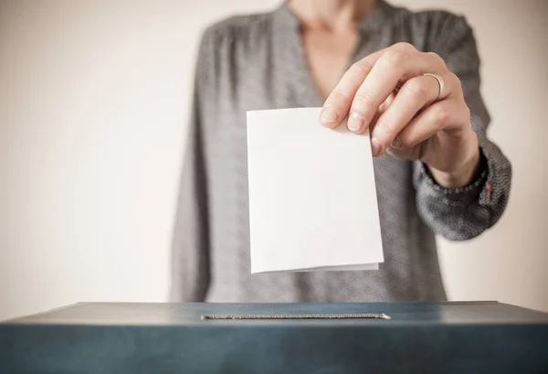 Val Kvinnans Hand Sätter Sin Röst Valurnan — Stockfoto