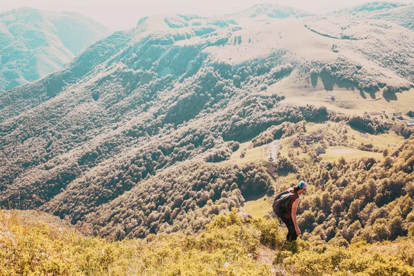 Trekking Uomo Montagna Vasta Foresta Sullo Sfondo — Foto Stock