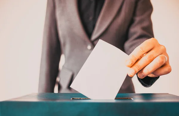 Wahlen Die Hand Der Frau Die Ihre Stimme Die Wahlurne — Stockfoto