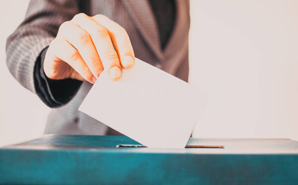 Выборы, рука женщины положить свой голос в урну для голосования