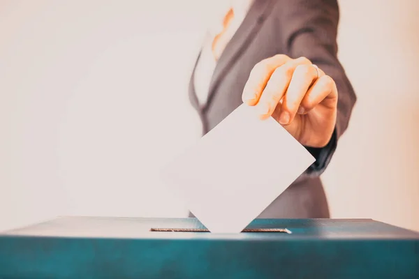 Εκλογές Χέρι Της Γυναίκας Βάζοντας Την Ψήφο Της Στην Κάλπη — Φωτογραφία Αρχείου