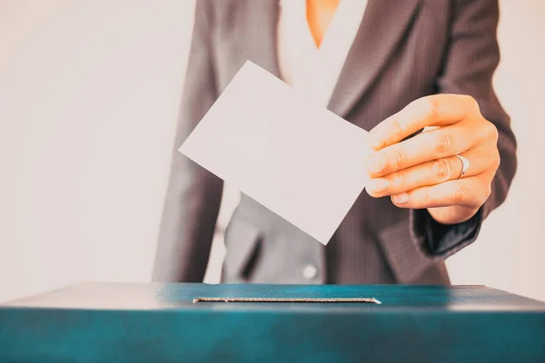 Εκλογές Χέρι Της Γυναίκας Βάζοντας Την Ψήφο Της Στην Κάλπη — Φωτογραφία Αρχείου