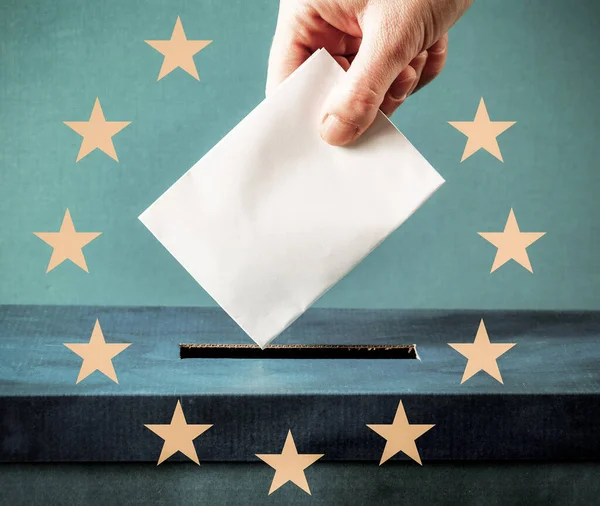 欧州連合議会選挙の概念 青い選挙ボックスに投票を置く手 Euの旗 — ストック写真