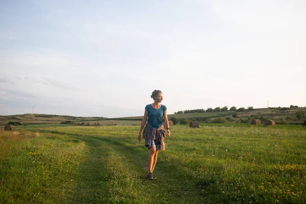 Vrouw Genieten Van Prachtige Groene Natuur Zomer — Stockfoto