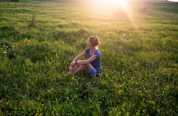 Woman Enjoying Beautiful Green Nature Summer — Stock Photo, Image