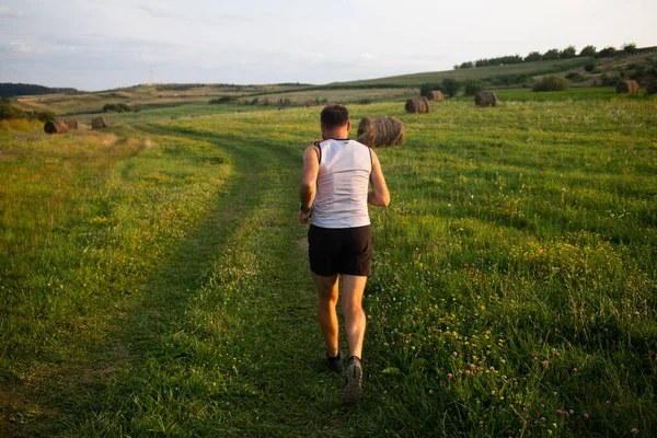 男人在日落时跑步健康积极的生活方式 — 图库照片