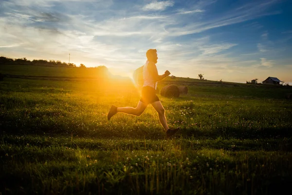男人在日落时跑步健康积极的生活方式 — 图库照片