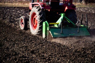 İlkbaharda sahada çalışan traktör