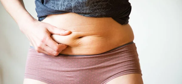 Mulher Verificando Barriga Gordura Conceito Peso Solto — Fotografia de Stock