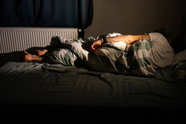 Homem Dormindo Cama Noite Insônia Qualidade Sono — Fotografia de Stock