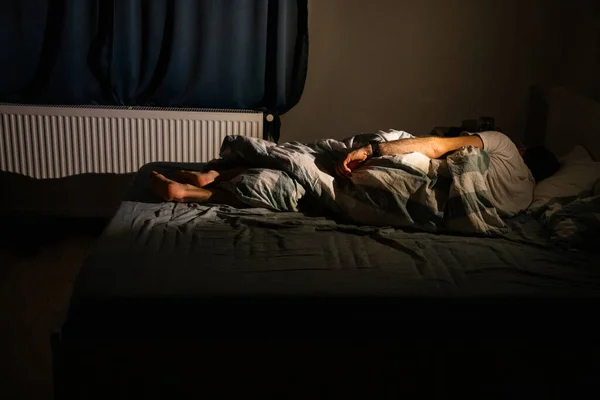 Чоловік Спить Ліжку Вночі Безсоння — стокове фото