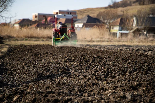 Trekker Werkt Het Veld Het Voorjaar — Stockfoto