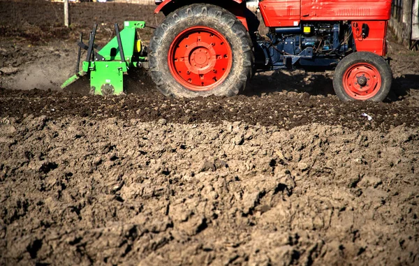 Traktor Som Arbetar Fältet Våren — Stockfoto