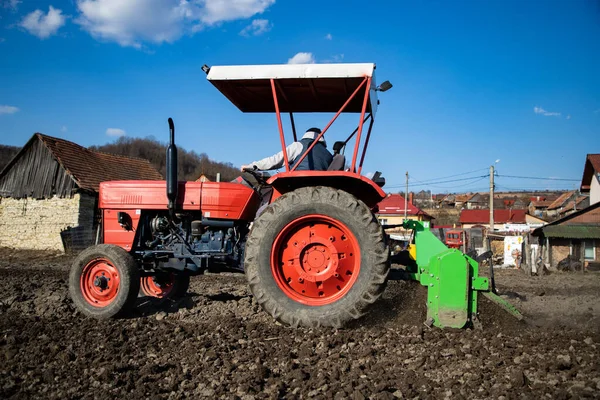 Trekker Werkt Het Veld Het Voorjaar — Stockfoto