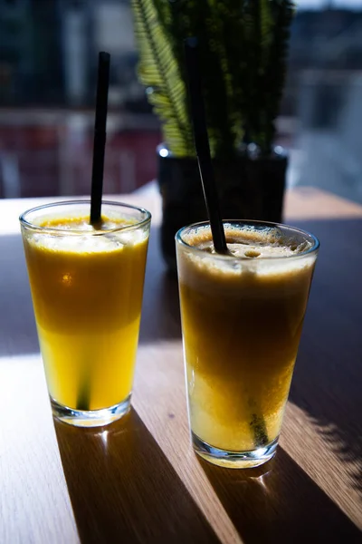 Orange Oder Apfel Frisch Auf Einem Sonnigen Tisch Gesunde Sommerliche — Stockfoto