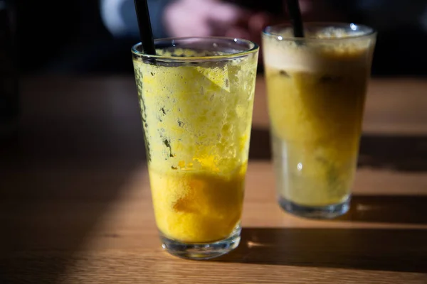 Naranja Manzana Fresca Una Mesa Soleada Refresco Saludable Verano —  Fotos de Stock