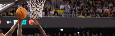 Topu olan basketbol oyuncuları