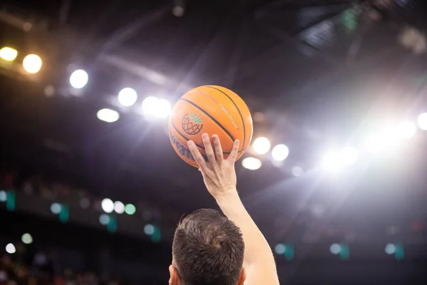 Scheidsrechter Houdt Champions League Basketbal Tijdens Wedstrijd — Stockfoto